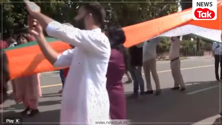 "तुम्हारे बाप का देश है?"... दीपके के मार्च से पहले AAP का बड़ा सरप्राइज, दिल्ली की सड़कों पर उतरा 200 फीट लंबा तिरंगा AAP का बड़ा सरप्राइज
