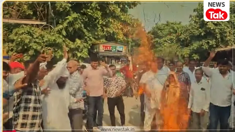 'पाकिस्तान प्रेम' पर जबरदस्त घिरे मदन राठौड़, विरोध पर उतरे कांग्रेसी, धौलपुर में फूंका गया पुतला! राजस्थान BJP अध्यक्ष मदन राठौड़ एक सार्वजनिक कार्यक्रम के दौरान यह बयान दिया. (Photo-X/@PTI_News))