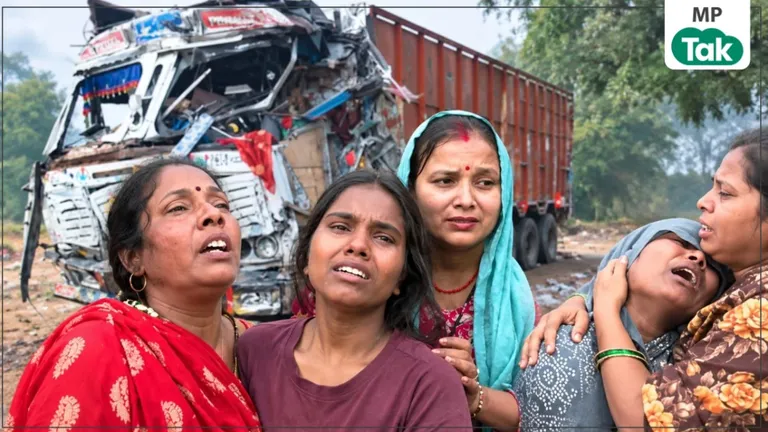 ‘2 बजे हादसा, 4 बजे अस्पताल क्यों लाए ?’ ग्वालियर ट्रक हादसा में अपनों को खोकर बिलख पड़े परिजन ! ‘2 बजे हादसा, 4 बजे अस्पताल क्यों?’ ग्वालियर में अपनों को खोकर बिलख पड़े परिजन
