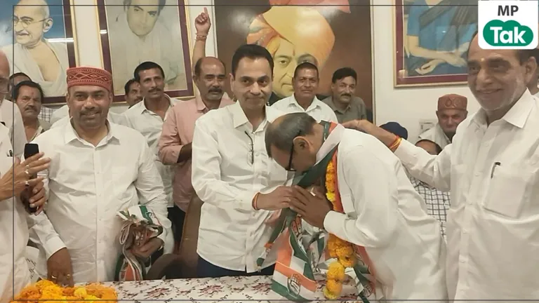 छिंदवाड़ा में बड़ा सियासी उलटफेर: शिवराज के साथ BJP में जाने वाले अमित सक्सेना की कांग्रेस में 'घर वापसी', बोले- विनाश काले विपरीत बुद्धि NewsTak