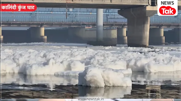 Yamuna Pollution: छठ पूजा से ठीक पहले कालिंदी कुंज घाट पर फिर दिखा जहरीला झाग, यमुना की बदहाली पर उठे सवाल Yamuna Pollution