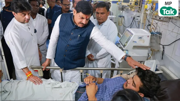 ग्वालियर हादसे में 15 मौतें, घायलों से मिले CM मोहन यादव, घटना की जांच के आदेश ग्वालियर हादसे में 15 मौतें, घायलों से मिले CM मोहन यादव, जांच के आदेश
