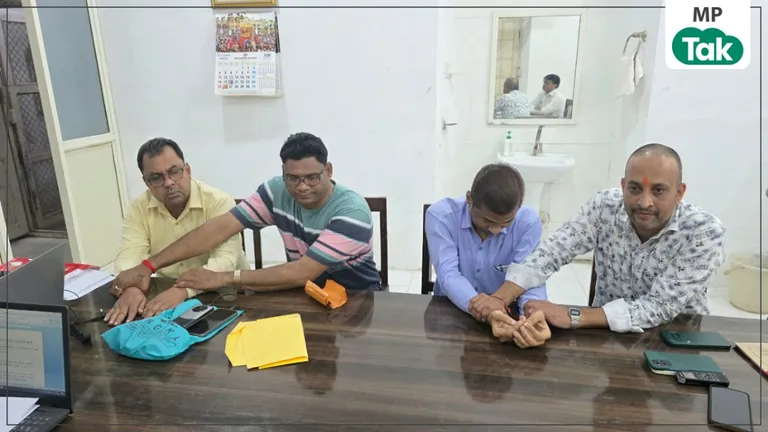 10 हजार की रिश्वत में फंसा कर्मचारी! 2.30 लाख का वेतन निकालने के लिए मांगी घूस, लोकायुक्त ने दबोचा वेतन बिल के बदले रिश्वत का खेल! झाबुआ में सहायक ग्रेड-3 कर्मचारी रंगेहाथ गिरफ्तार