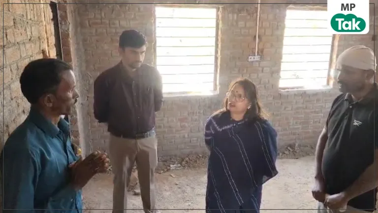 'गड़बड़ी की तो सीधे जाओगे जेल!' हाथ जोड़ता रहा सरपंच और कलेक्टर मैडम ने दे दी वार्निंग ! Dindori Collector Anju Pawan Bhadauria