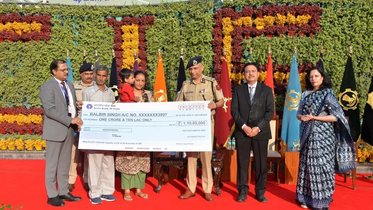 CISF के चार दिवंगत जवानों के परिवारों को 1.60 करोड़ रुपये की आर्थिक सहायता, SBI ने बीमा क्लेम में की मदद NewsTak
