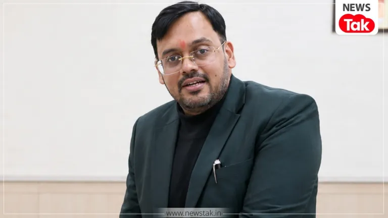 IAS Abhay Singh: कौन हैं IAS अभय सिंह? जिन्हें हटाने के लिए BJP के बागी नेता ने चुनाव आयोग को लिखी चिट्ठी, जानें 2019 के किस मामले का दिया हवाला गोरखपुर-फैजाबाद सीट पर मतगणना से पहले बड़ा प्रशासनिक फेरबदल