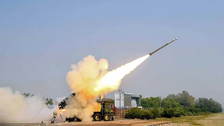 Pinaka Rocket: 300 KM रेंज वाला रॉकेट भारत की ताकत कैसे बढ़ाएगा? जानिए DRDO का प्लान NewsTak