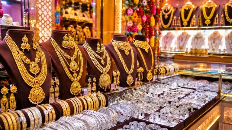 Gold Price Crash : सोना 4,000 डॉलर के नीचे, क्या अभी और गिरेगी कीमत? एक्सपर्ट्स ने दी चेतावनी NewsTak