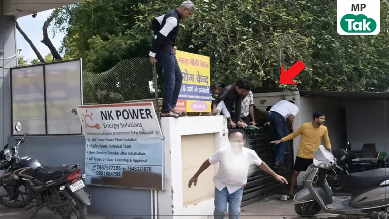 इंदौर के नशा मुक्ति केंद्र की दीवार फांदकर 70 से ज्यादा मरीज फरार, सामने आया Video नशा मुक्ति केंद्र में युवक की मौत, 70 मरीज फरार