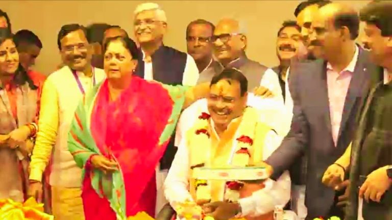 Oath Ceremony Live: वसुंधरा ने सचिवालय पहुंचकर भजनलाल को CM का चार्ज दिलवाया, सिर पर रखा हाथ