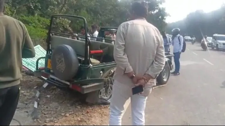 रणथम्भौर भ्रमण पर जर्मनी से आए टूरिस्टों की जिप्सी को कार ने मारी टक्कर रणथम्भौर पार्क: जिप्सी में सवार विदेशी पर्यटक हुए घायल