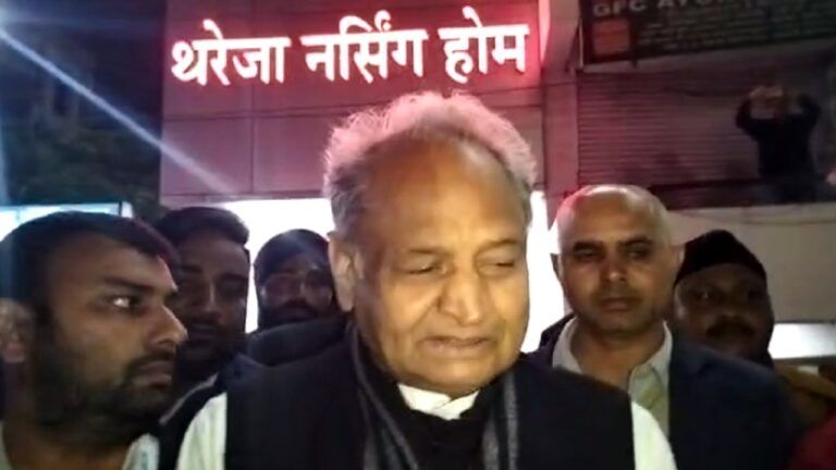 अलवर: अचानक रात को प्राइवेट नर्सिंग होम पहुंचे CM गहलोत, इस दिक्कत के चलते करीब 30 मिनट तक रहे अंदर! NewsTak