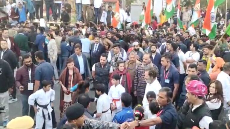 अलवर: बच्चे दिखा रहे थे मार्शल आर्ट, राहुल गांधी बोले, रुको- मैं बताता हूं एक ट्रिक NewsTak