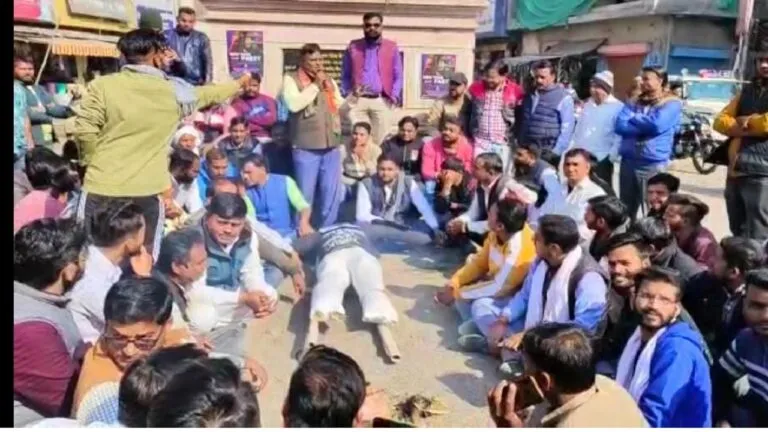 बारां: पेपर लीक मामले में भाजपा ने सीएम के पुतले की शव यात्रा निकाल कर किया प्रदर्शन NewsTak