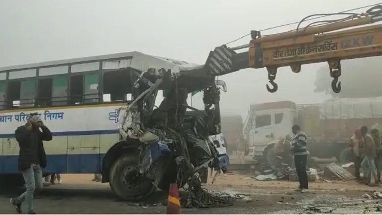 कोहरे के कारण रोडवेज-ट्रेलर की जबरदस्त भिड़ंत, कंडेक्टर की मौके पर मौत, ड्राइवर ट्रेलर में फंस गया NewsTak