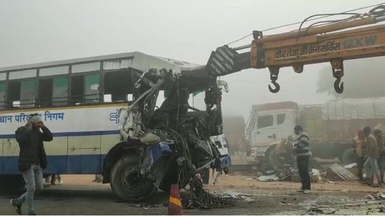 कोहरे के कारण रोडवेज-ट्रेलर की जबरदस्त भिड़ंत, कंडेक्टर की मौके पर मौत, ड्राइवर ट्रेलर में फंस गया NewsTak