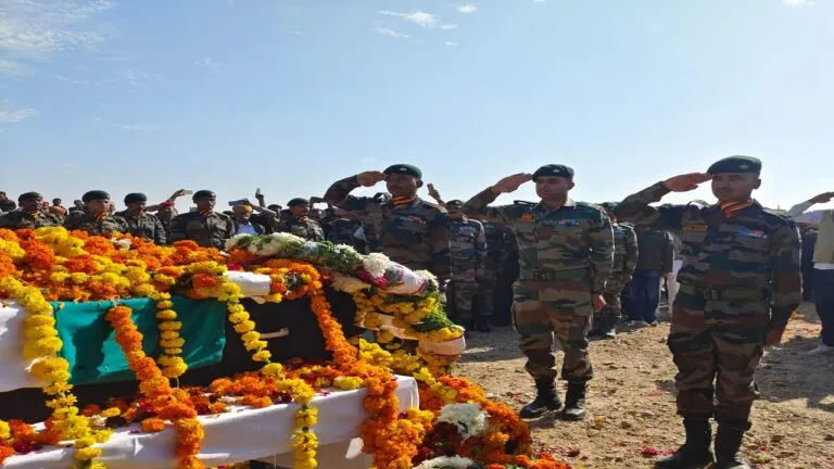 जैसलमेर के लाल को दी नम आंखों से अंतिम विदाई, शहीद पिता को एकटक देखती रही 3 साल की बेटी NewsTak