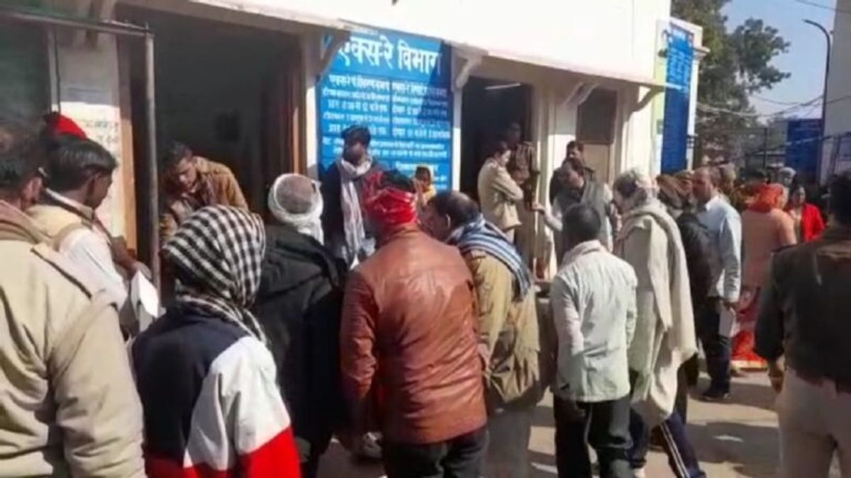 करौली: बेकाबू ट्रैक्टर-ट्रॉली की टक्कर से हवा में उछले बाइक सवार, एक युवक की हुई मौत NewsTak