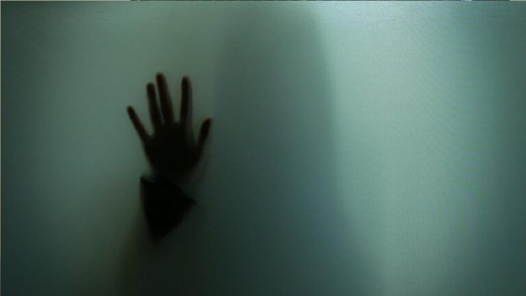 शौच करने के लिए घर के बाहर आई थी महिला, घात लगाकर बैठे युवकों ने मुंह में कपड़ा ठूंसकर महिला से किया गैंगरेप देवर ने कट्टे की नोक पर बनाया हवस का शिकार, फिर वीडियो वायरल कर भाई-भाभी को दी ये धमकी