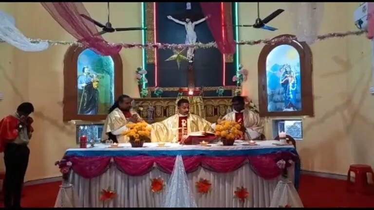 सवाई माधोपुर: क्रिसमस पर 100 साल पुराने चर्च में हुई प्रार्थना सभा, बाजारों में रही खास रौनक NewsTak