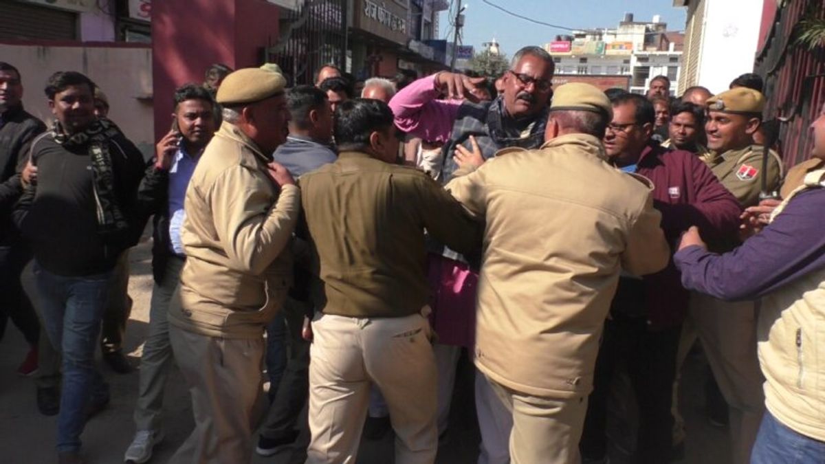 भरतपुर: प्रदर्शनकारियों ने थाने में मचाया उत्पात, AEN की पिटाई के बाद बदमाशों की गिरफ्तार को लेकर बवाल NewsTak
