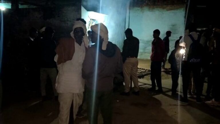 भरतपुर: खेलते हुए बच्चों से टूटी लोक देवता की मूर्ति, दो पक्षों में चले लाठी-पत्थर NewsTak