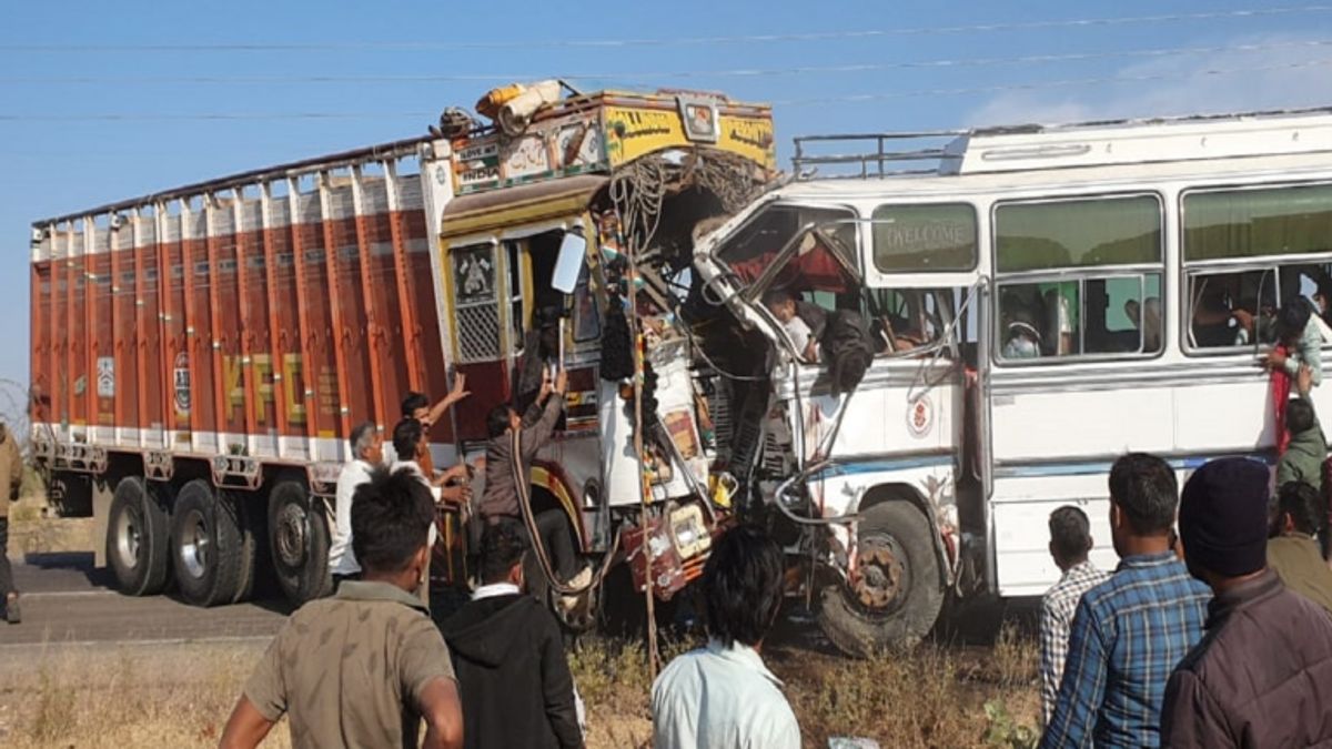 जोधपुर के मथानिया बाईपास पर हुआ भीषण हादसा, 4 की मौत और 32 घायल NewsTak