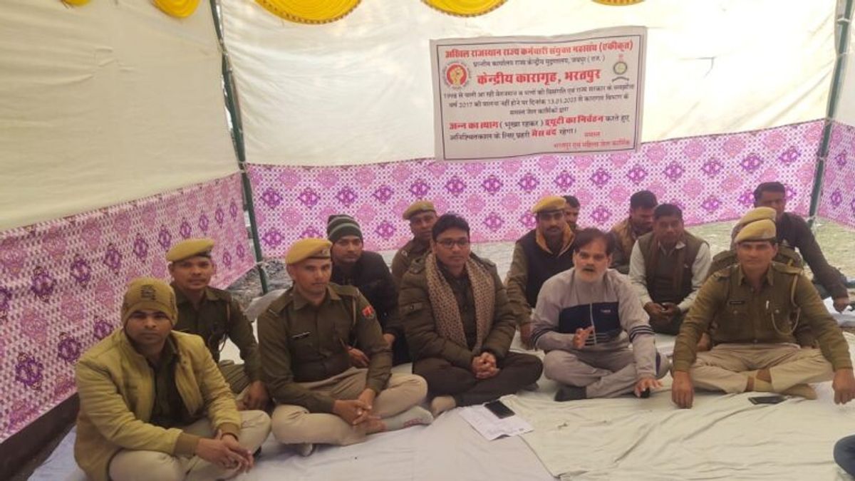 भरतपुर: सेंट्रल जेल में अनिश्चितकालीन भूख हड़ताल पर बैठे जेल प्रहरी, 3 की हालात खराब, अस्पताल में किया भर्ती NewsTak