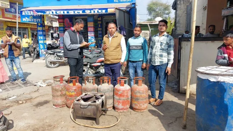 बूंदीः समोसा सेंटर पर काम में लिए जा रहे थे 6 घरेलू सिलेंडर, रसद विभाग ने किए जब्त NewsTak