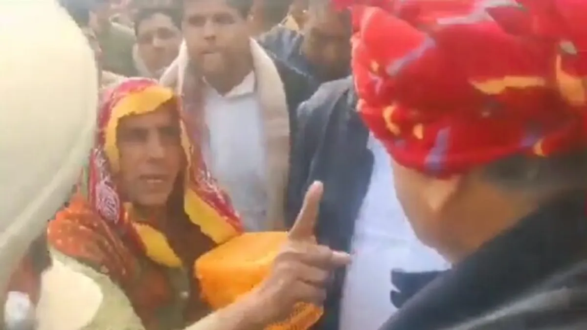 Video: पेपर लीक पर महिला ने CM गहलोत को घेरकर सुनाई खरी-खोटी, सतीश पूनिया ने शेयर किया वीडियो NewsTak