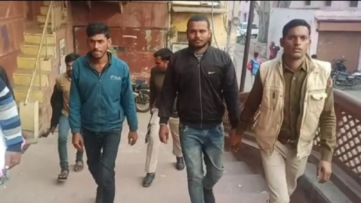 धौलपुर: नाकाबंदी तोड़कर भाग रहे तीन बदमाशों को दबोचा, अवैध हथियार व कारतूस बरामद NewsTak
