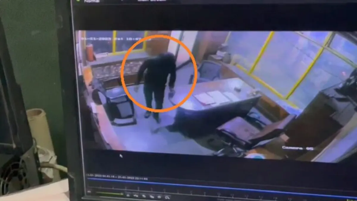 CCTV: पेट्रोल पंप से साढ़े 3 लाख रुपए की चोरी, किसी सेल्समैन को नहीं लगी भनक, देखिए शातिर चोर का वीडियो NewsTak