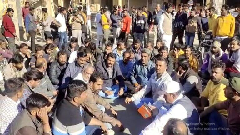 जैसलमेर: बेकाबू ट्रक की टक्कर से बाइक सवार पिता की मौत, बाल-बाल बची मासूम बेटी NewsTak