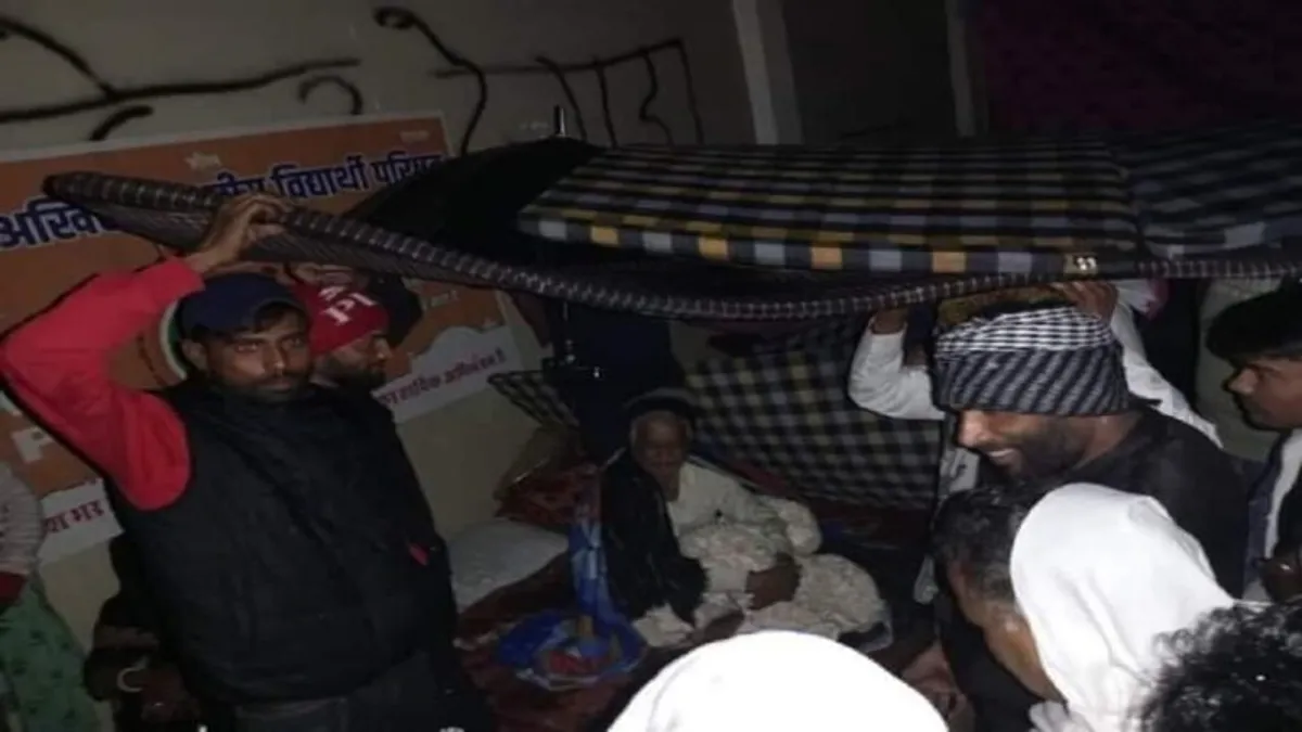 Video: सरकार के खिलाफ सासंद किरोड़ीलाल मीणा के आक्रामक तेवर, बारिश में भी धरने पर डटे रहे NewsTak