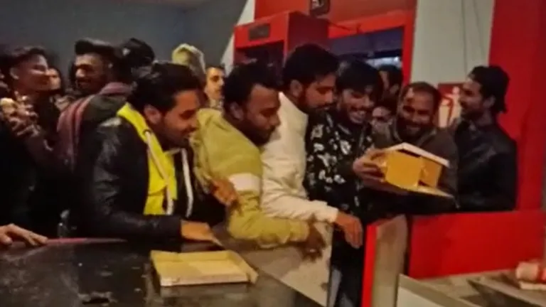 कोटाः पठान मूवी के दौरान दर्शकों ने की तोड़फोड़, कैंटीन में दिखा लूटपाट का नजारा NewsTak
