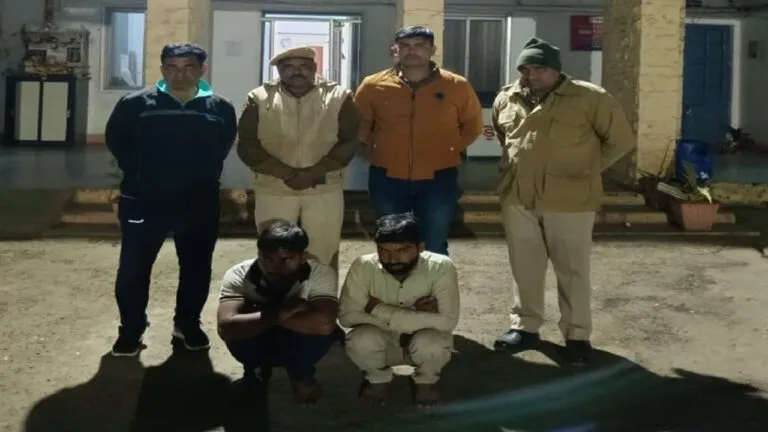 झालावाड़: चलते ट्रक में पीछे से चोरी कर लिए सोयाबीन के 9 कट्टे, पुलिस ने 2 आरोपियों को किया गिरफ्तार NewsTak