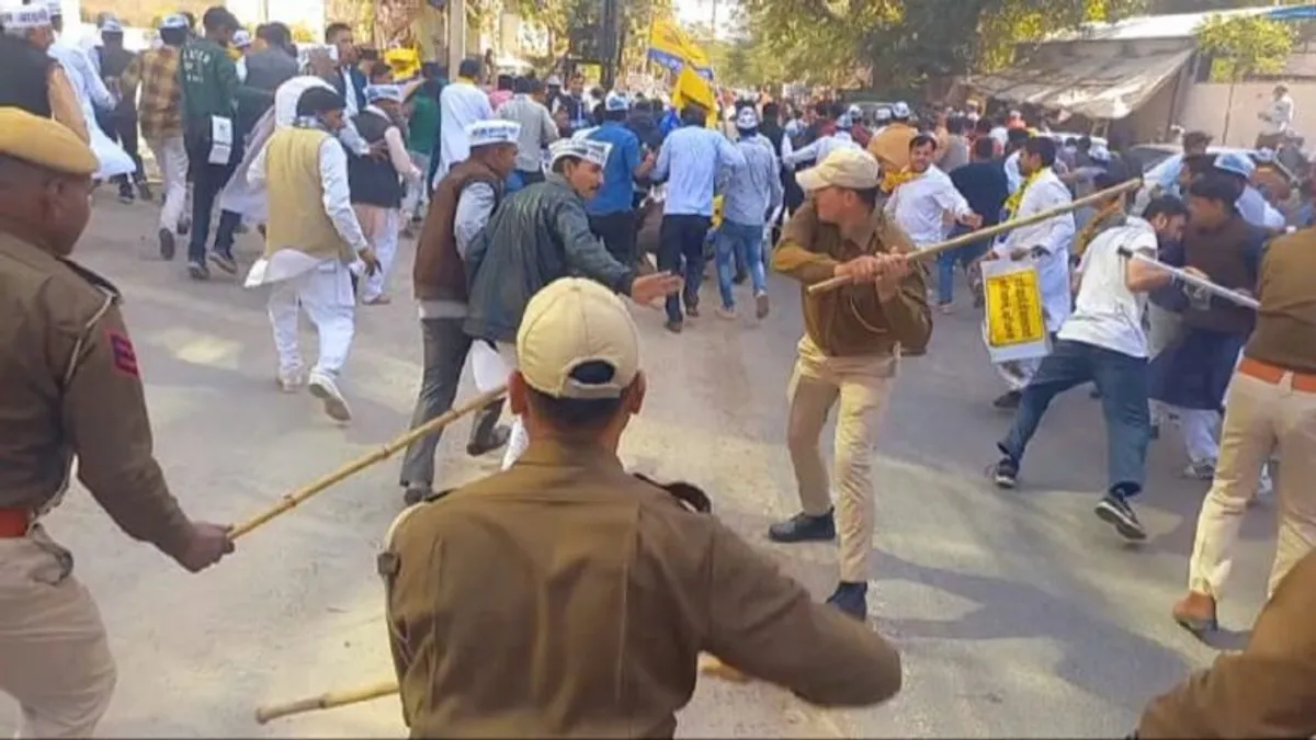 BJP के खिलाफ प्रदर्शन के दौरान AAP कार्यकर्ताओं पर लाठीचार्ज, प्रभारी ने गहलोत पर कसा तंज NewsTak