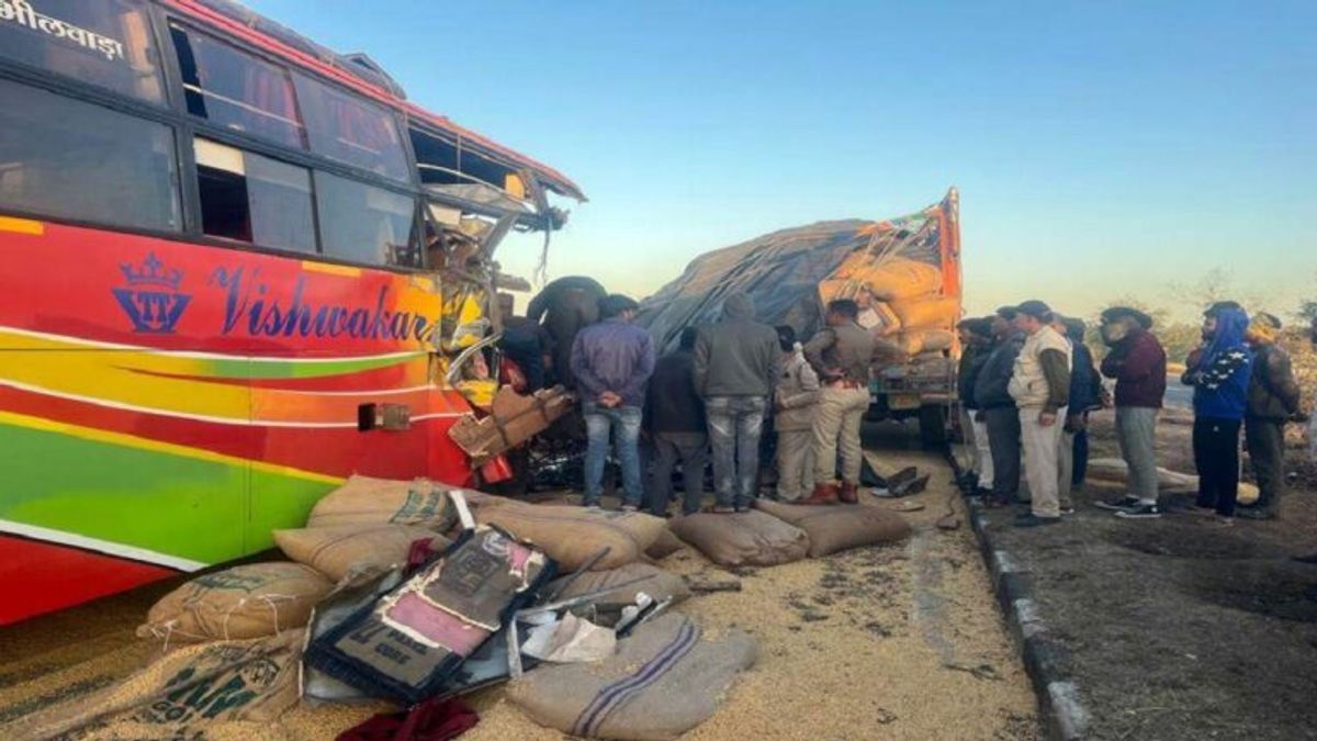 भीलवाड़ा: बीच सड़क खड़े ट्रेलर से टकराई बस, ड्राइवर-कंडक्टर की मौत, 15 यात्री घायल NewsTak