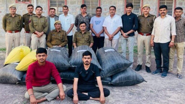 बाड़मेरः नाकाबंदी तोड़ भाग रहे थे तस्कर, डिवाइडर पर चढ़ी कार, पुलिस की गिरफ्त में दोनों आरोपी NewsTak