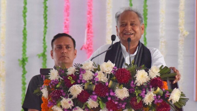 गहलोत ने मंत्री शेखावत पर लगाए घोटाले के आरोप, बोले- गिरफ्तारी से बचने के लिए Z+ सिक्योरिटी NewsTak