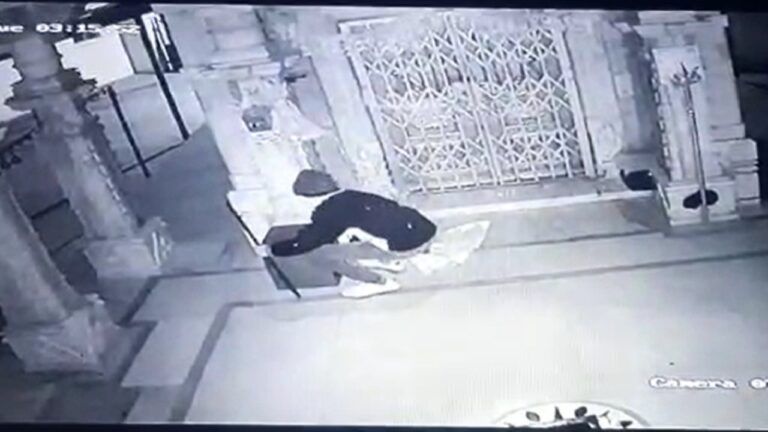 रात में चेहरे पर कपड़ा बांधकर दबे पांव मंदिर में आया चोर, इस तरह चुराया दानपात्र, देखें सीसीटीवी Video NewsTak