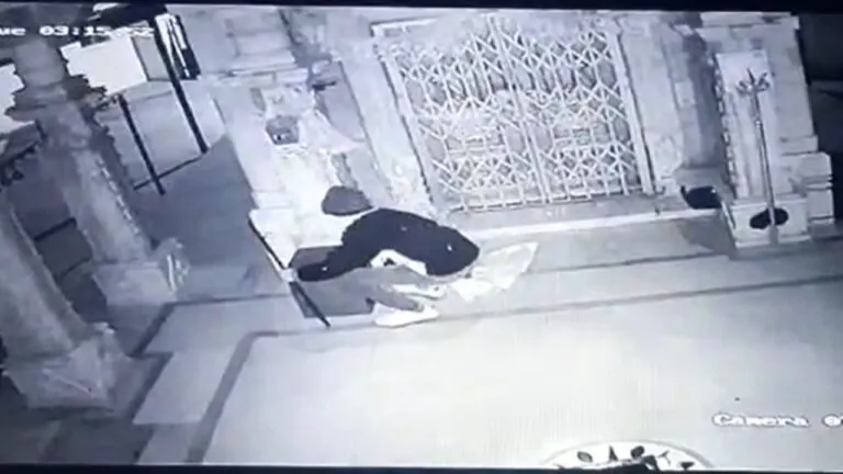 रात में चेहरे पर कपड़ा बांधकर दबे पांव मंदिर में आया चोर, इस तरह चुराया दानपात्र, देखें सीसीटीवी Video NewsTak