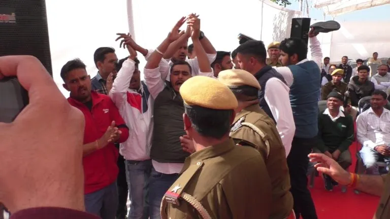 भरतपुर: पूर्व राज्यपाल सत्यपाल मलिक की मौजूदगी में छात्रों के बीच हंगामा, जमकर चले जूते, देखें Video NewsTak