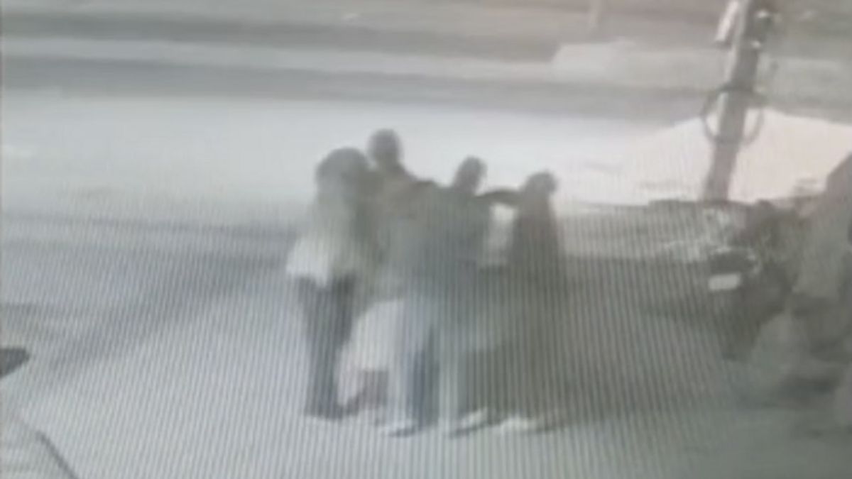 बाइक सवारों ने बुजुर्ग दंपति से की मारपीट, फिर कान से सोने की बालियां छीनकर हुए फरार, देखें Video NewsTak