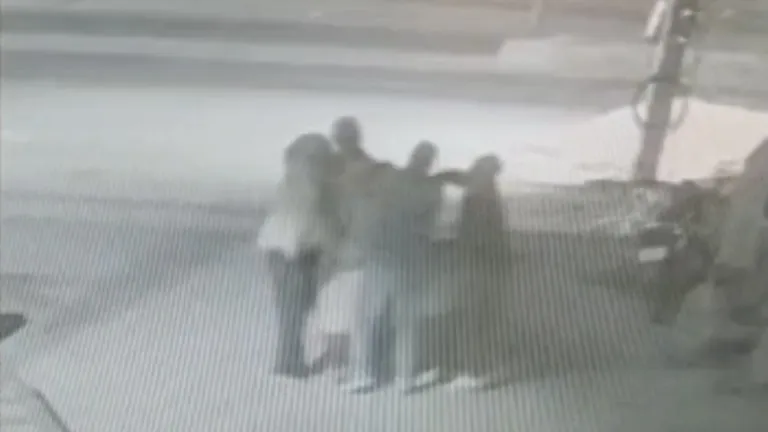 बाइक सवारों ने बुजुर्ग दंपति से की मारपीट, फिर कान से सोने की बालियां छीनकर हुए फरार, देखें Video NewsTak