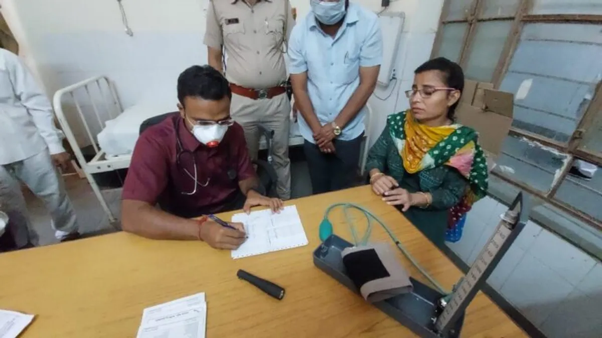 डॉक्टरों की हड़तालः इलाज करने खुद उतरे जिला कलेक्टर, सीएम गहलोत ने ट्वीट कर कही ये बात NewsTak