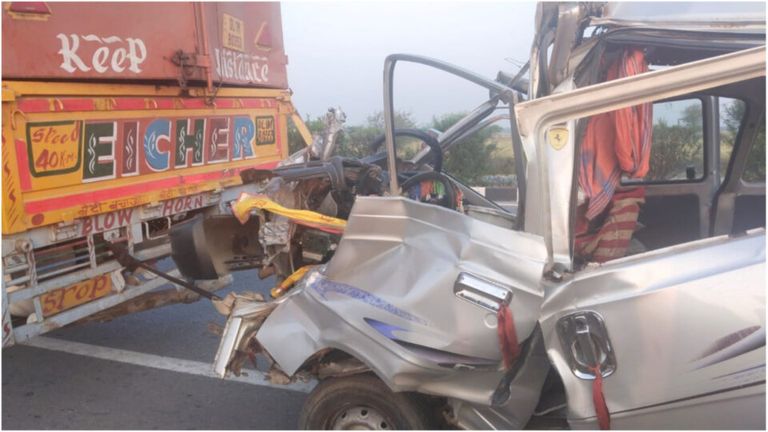 टोंक: खाटूश्याम जी के दर्शन कर लौट रही श्रद्धालुओं की वैन खड़े कंटेनर में घुसी, 4 लोगों की दर्दनाक मौत NewsTak