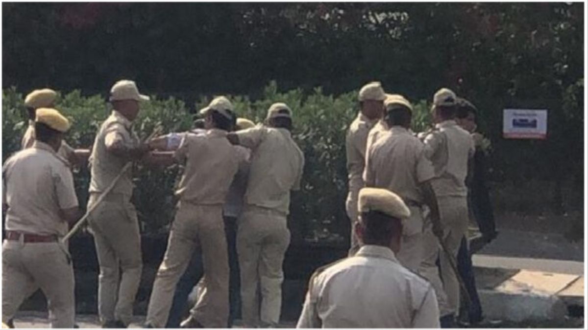 CM गहलोत की सुरक्षा में लापरवाही करने वाले पुलिसकर्मियों पर गिरी गाज, 6 को किया सस्पेंड NewsTak