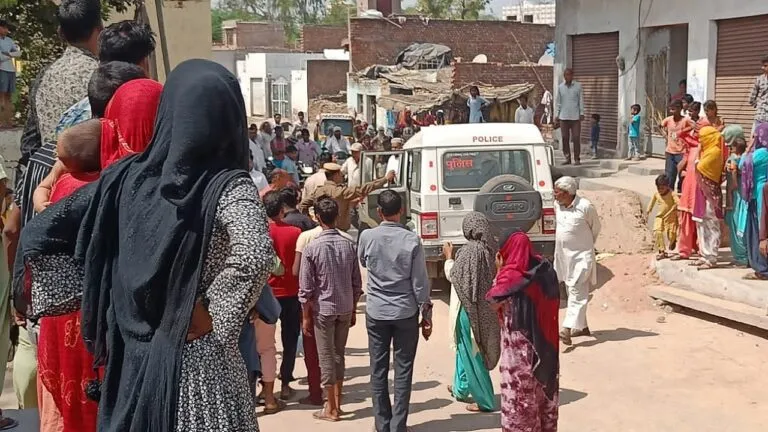 धौलपुर: स्कूल जा रही नाबालिग को बंधक बनाकर दुष्कर्म की कोशिश, लोगों ने किया हंगामा तो भागा आरोपी NewsTak