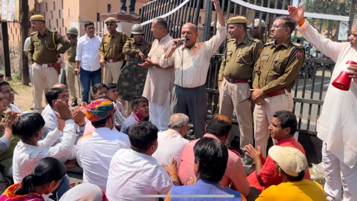 कलेक्टर के साथ होली खेलने की मांग पर अड़ी बीजेपी-आरएसएस, पुलिस बल करना पड़ा तैनात, जानें NewsTak